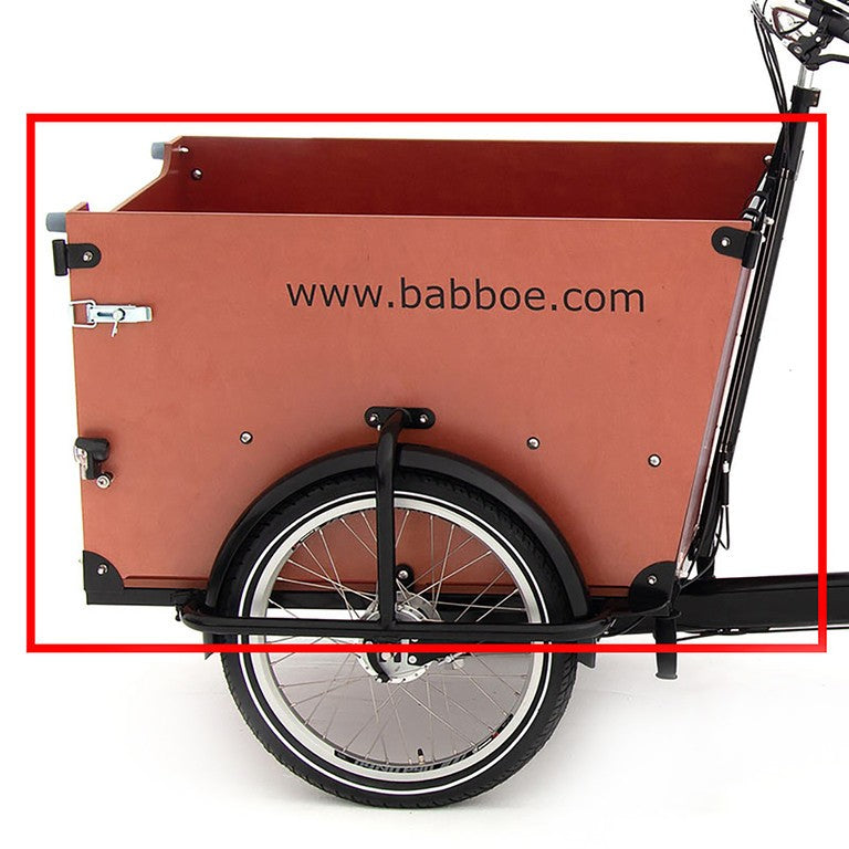 Seitenwand „Babboe Dog“, Holz, links, bereit zur Beleuchtung.